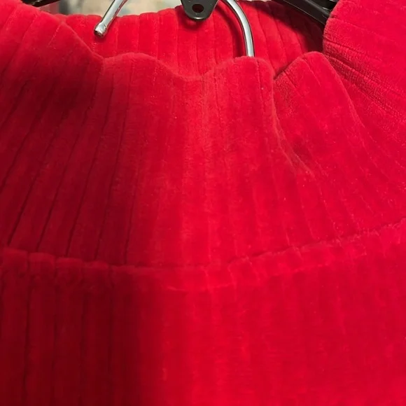 Red Two-Piece Lounge Set - Picture 7 of 9